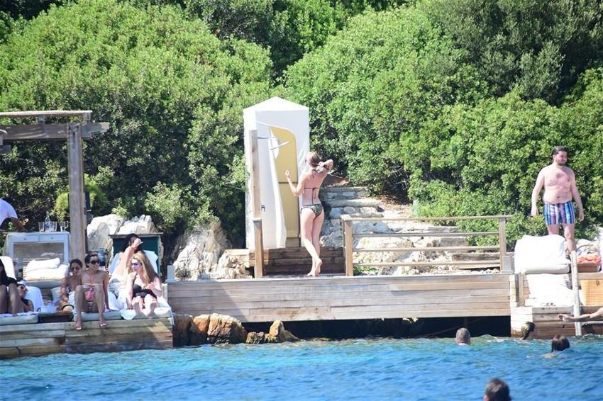 Chloe eşini dinledi tanga giymedi
