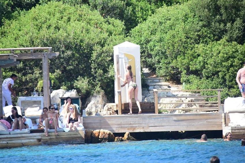 Chloe eşini dinledi tanga giymedi