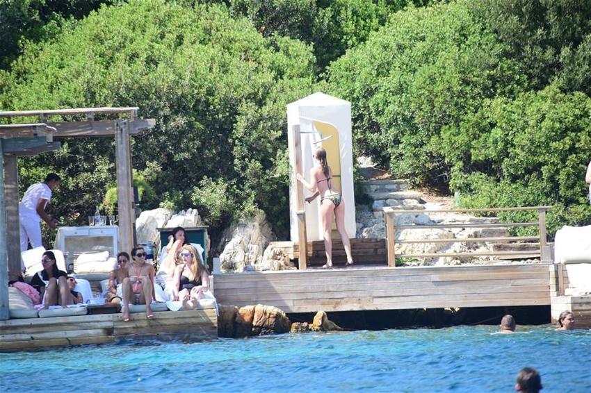 Chloe eşini dinledi tanga giymedi