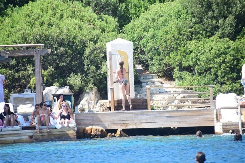 Chloe eşini dinledi tanga giymedi