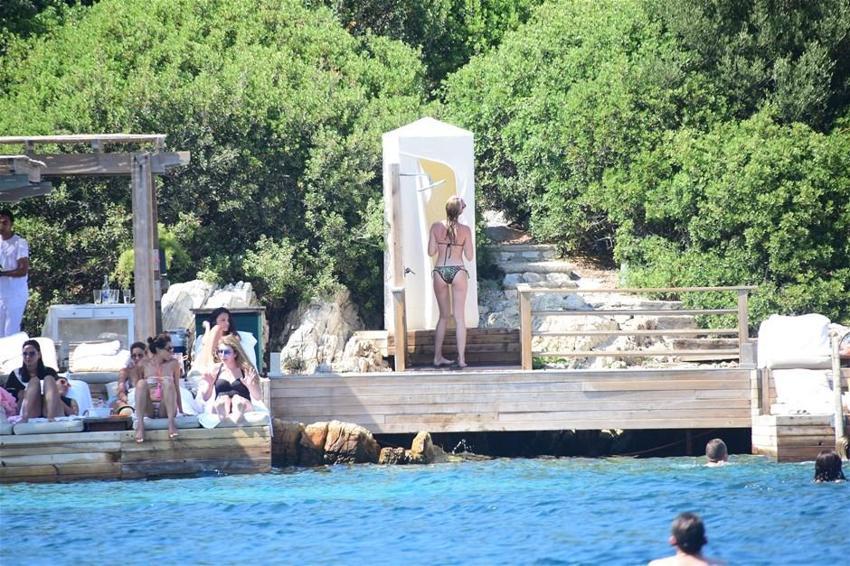 Chloe eşini dinledi tanga giymedi