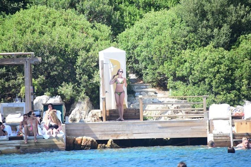 Chloe eşini dinledi tanga giymedi