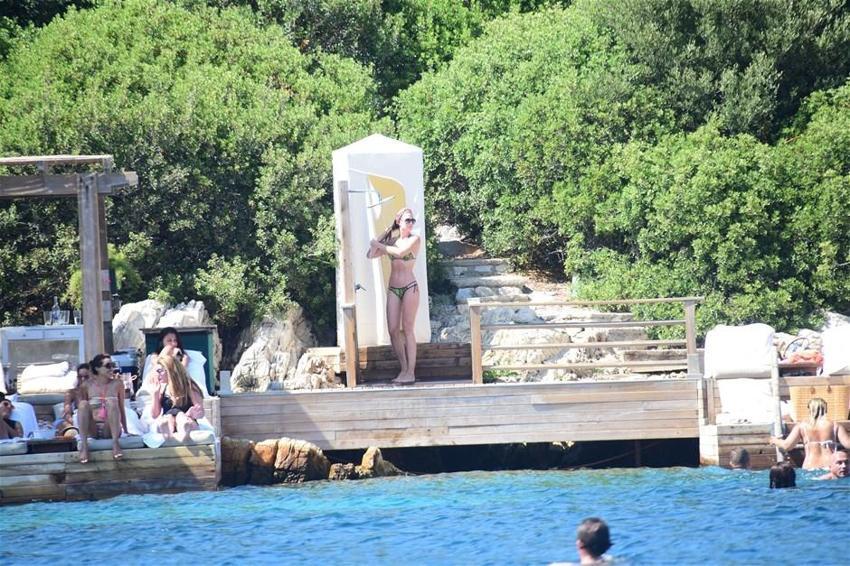 Chloe eşini dinledi tanga giymedi