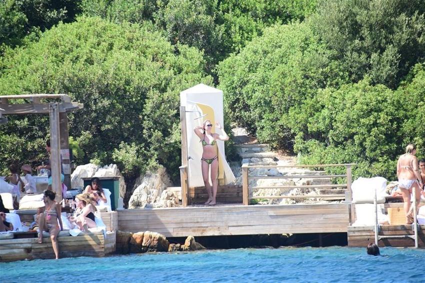 Chloe eşini dinledi tanga giymedi