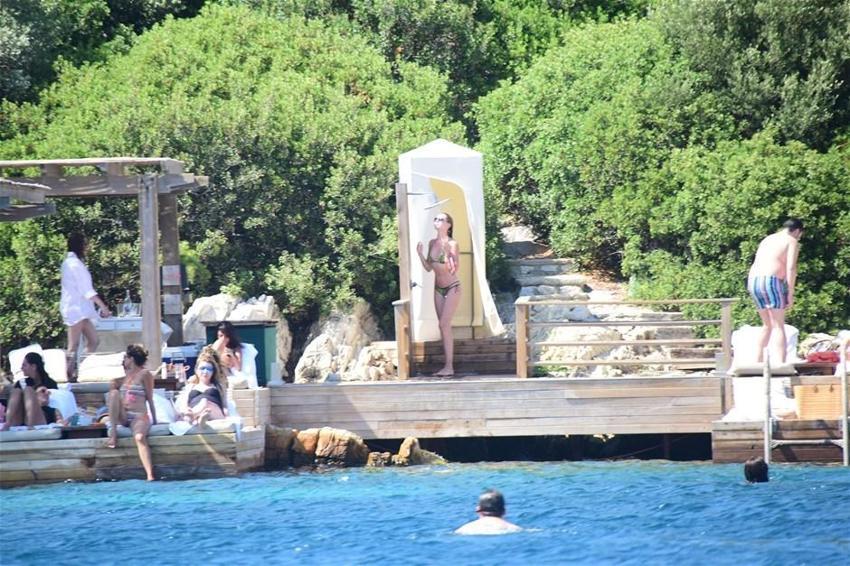 Chloe eşini dinledi tanga giymedi