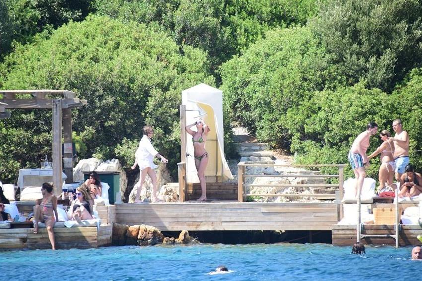 Chloe eşini dinledi tanga giymedi