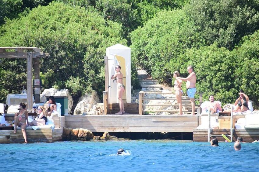 Chloe eşini dinledi tanga giymedi
