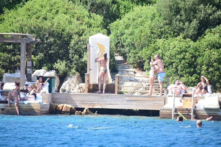 Chloe eşini dinledi tanga giymedi