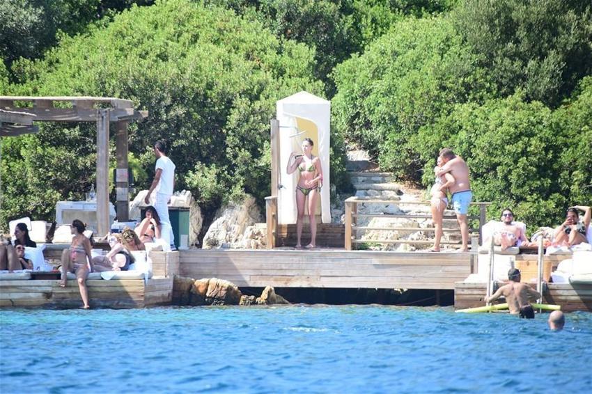 Chloe eşini dinledi tanga giymedi