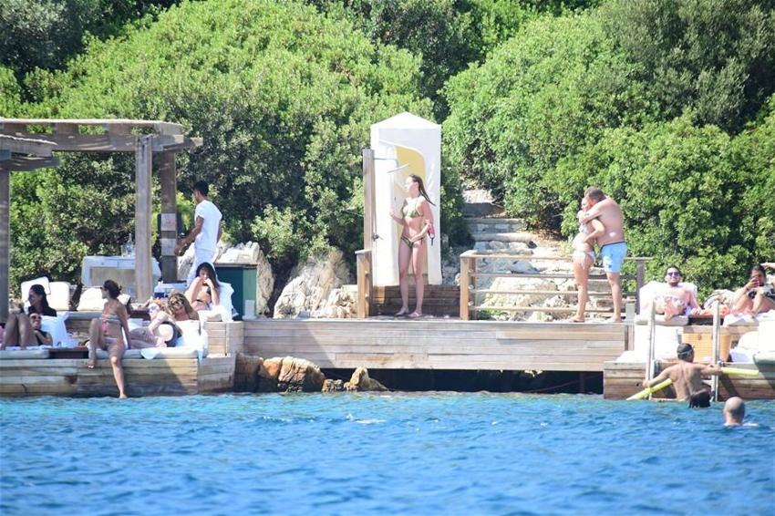 Chloe eşini dinledi tanga giymedi