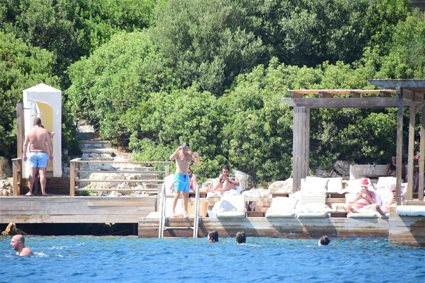 Chloe eşini dinledi tanga giymedi