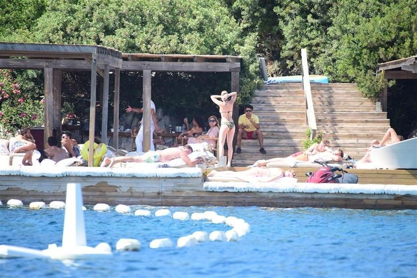 Chloe eşini dinledi tanga giymedi