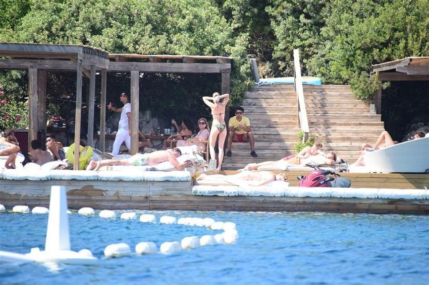 Chloe eşini dinledi tanga giymedi
