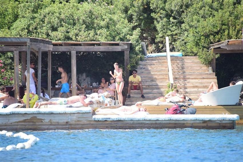Chloe eşini dinledi tanga giymedi