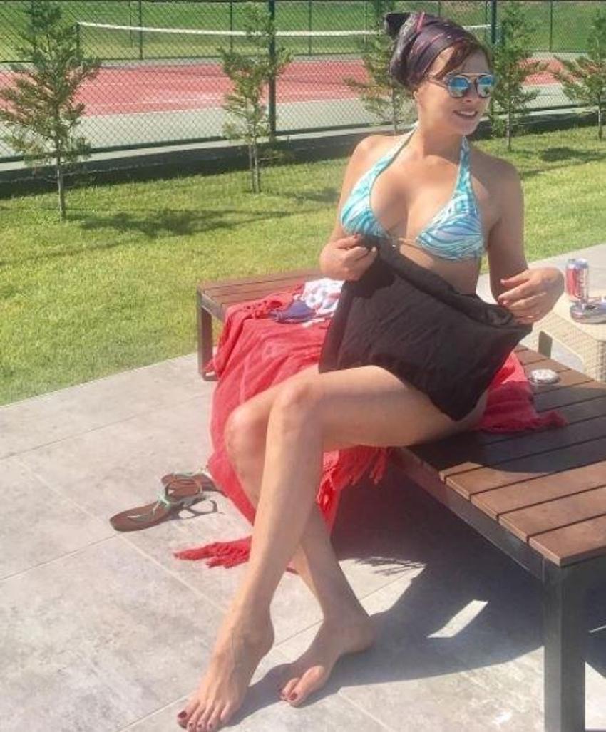 Aydan Şener bikiniyle poz verdi