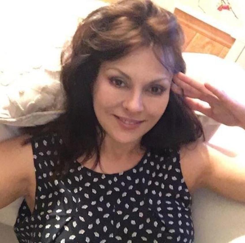 Aydan Şener bikiniyle poz verdi
