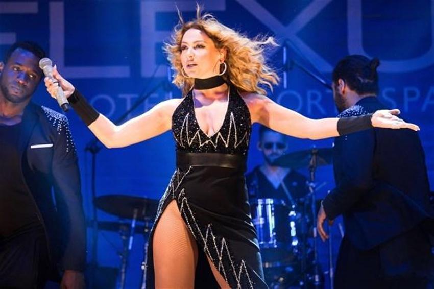 Hadise'den inanılmaz pozlar!