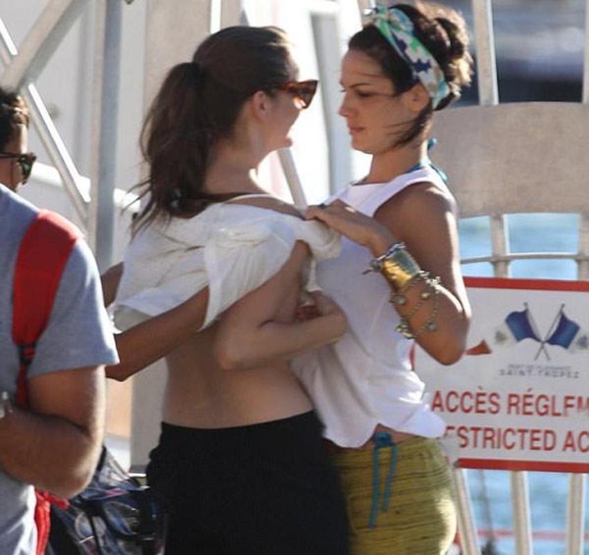 Barbara Palvin herkesin içinde üstünü değiştirdi!
