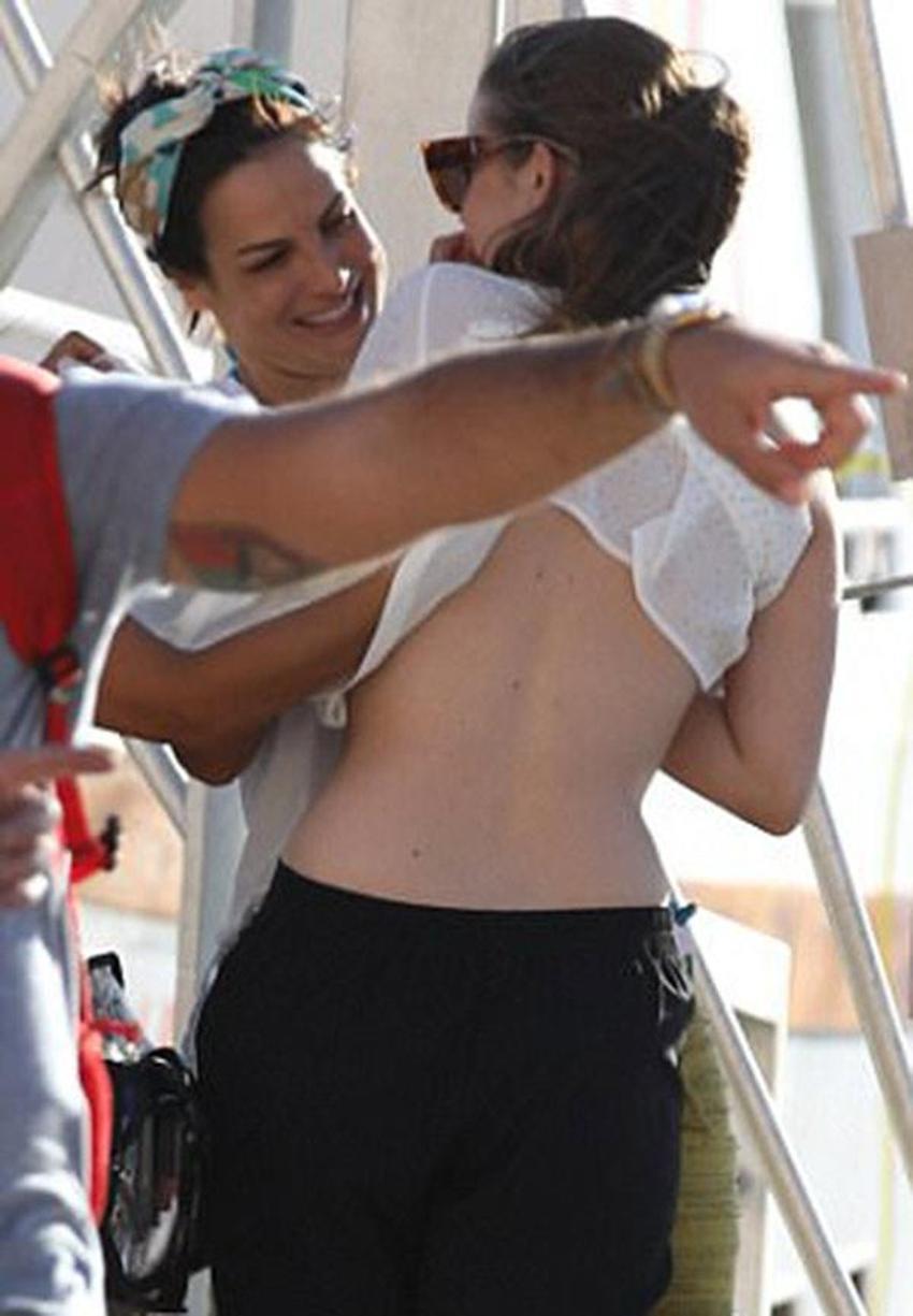 Barbara Palvin herkesin içinde üstünü değiştirdi!
