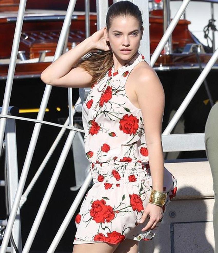 Barbara Palvin herkesin içinde üstünü değiştirdi!
