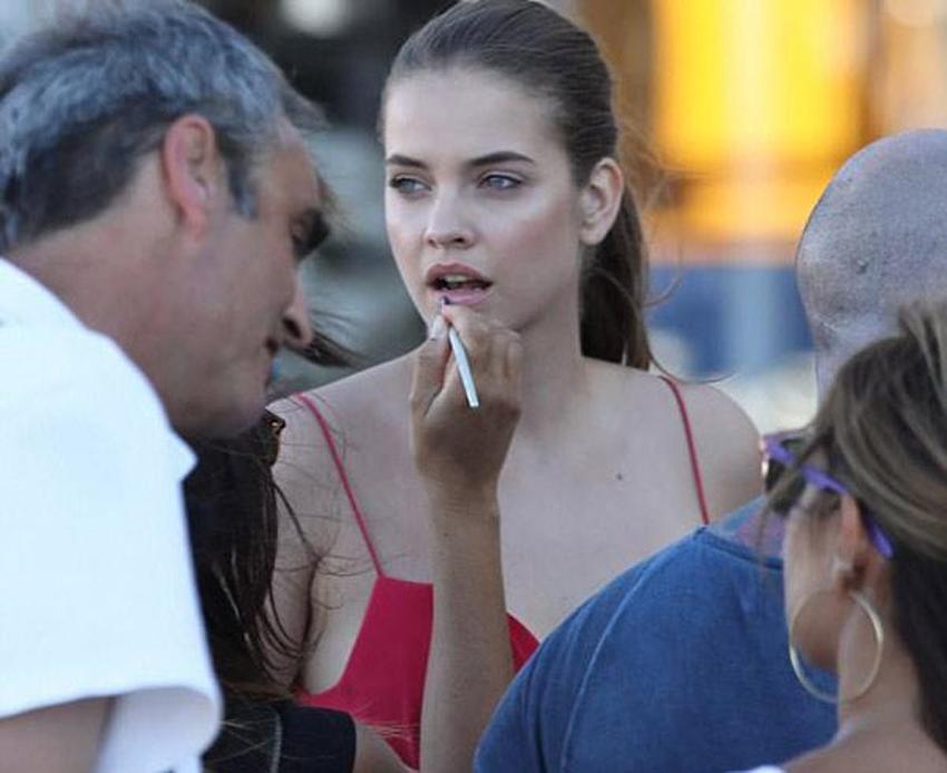 Barbara Palvin herkesin içinde üstünü değiştirdi!