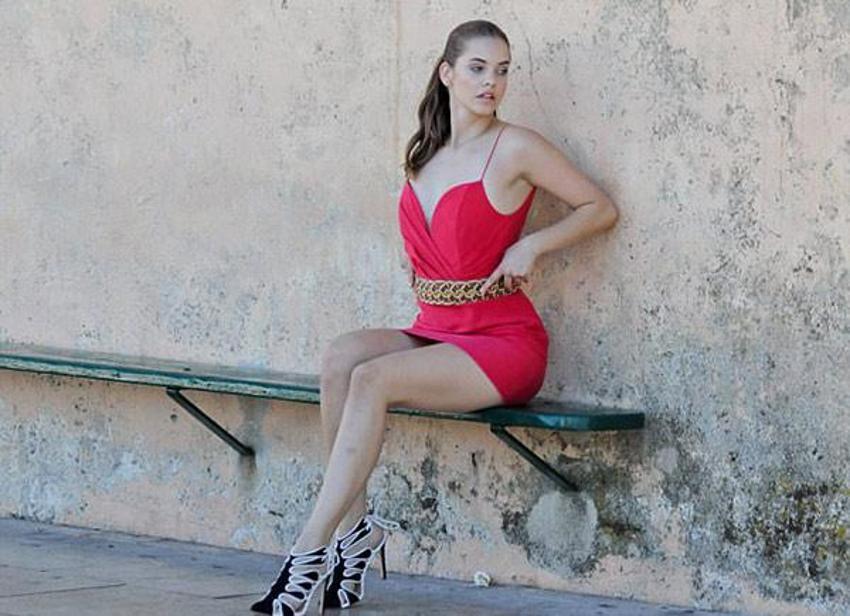 Barbara Palvin herkesin içinde üstünü değiştirdi!
