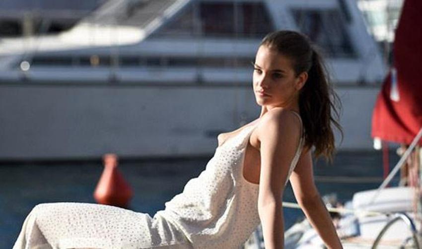 Barbara Palvin herkesin içinde üstünü değiştirdi!