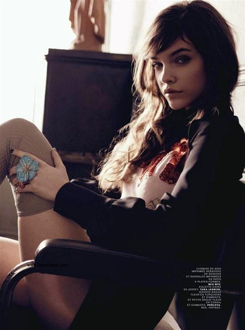 Barbara Palvin herkesin içinde üstünü değiştirdi!