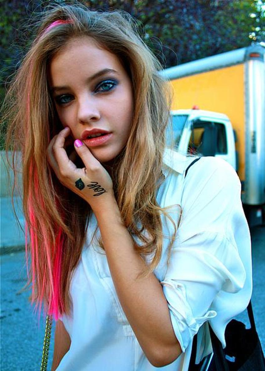 Barbara Palvin herkesin içinde üstünü değiştirdi!