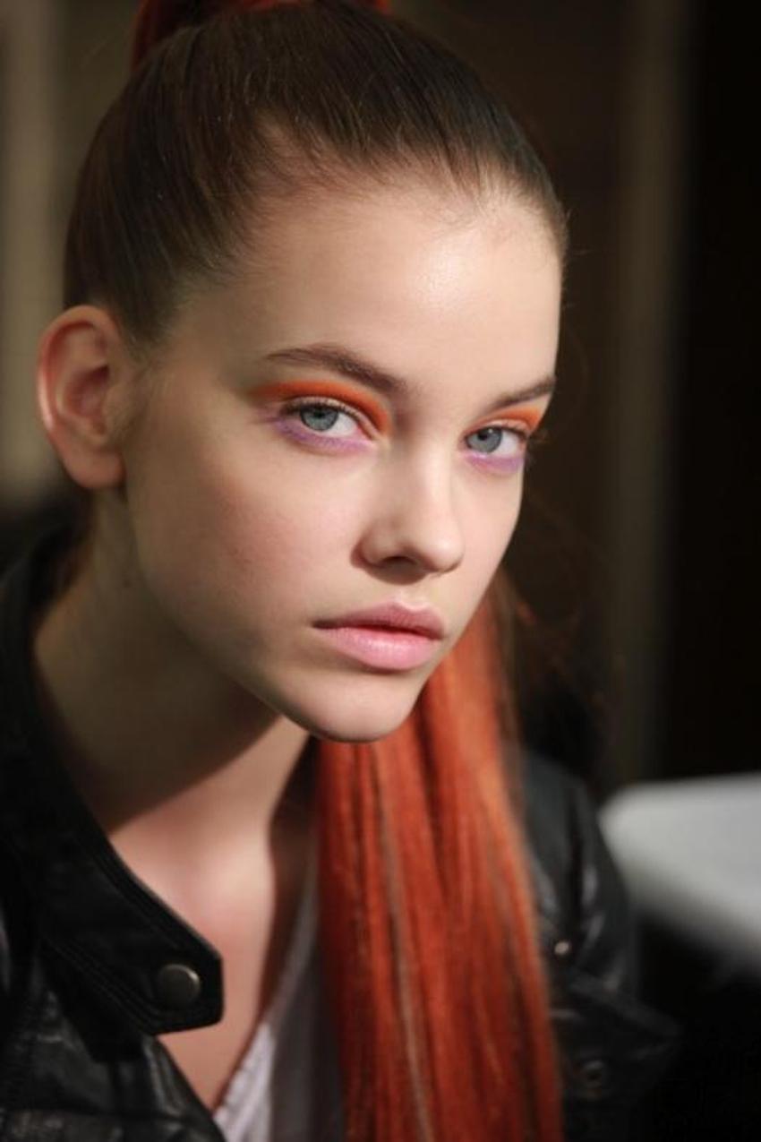 Barbara Palvin herkesin içinde üstünü değiştirdi!