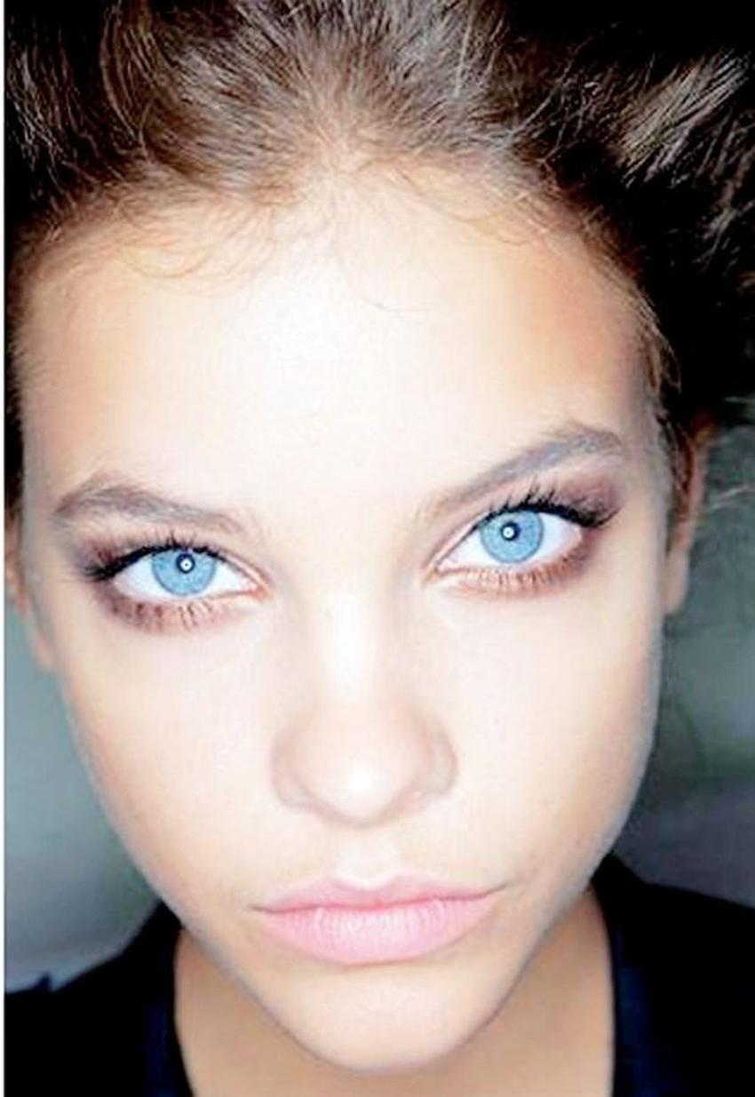 Barbara Palvin herkesin içinde üstünü değiştirdi!