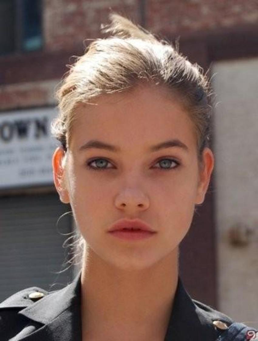 Barbara Palvin herkesin içinde üstünü değiştirdi!