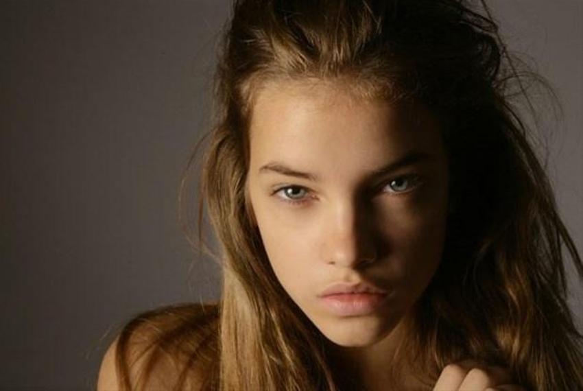 Barbara Palvin herkesin içinde üstünü değiştirdi!