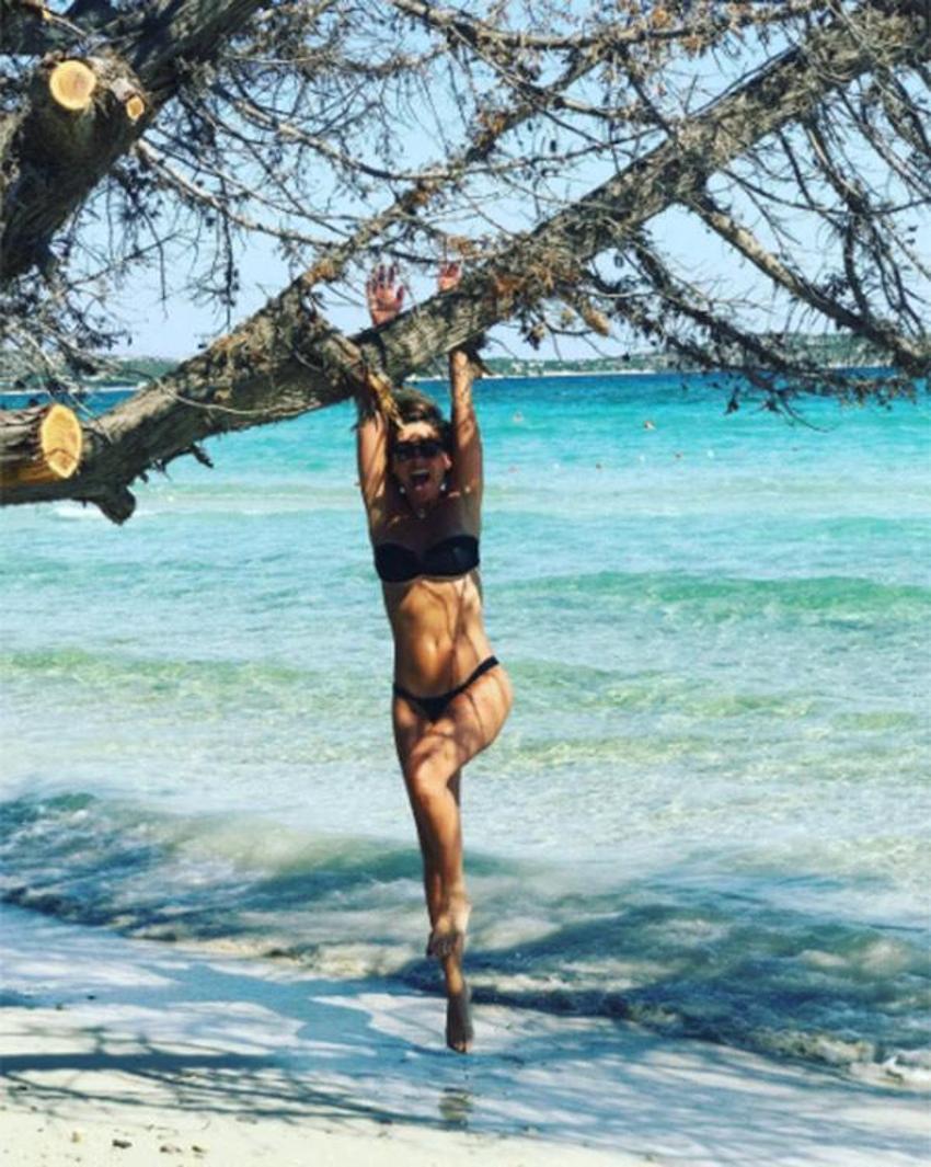 Ece Uslu'dan bikinili paylaşımlarına büyük ilgi!