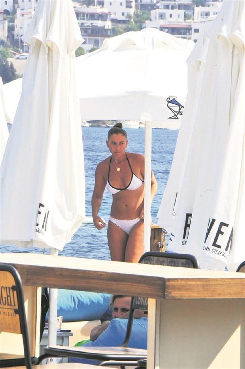 Ece Uslu'dan bikinili paylaşımlarına büyük ilgi!