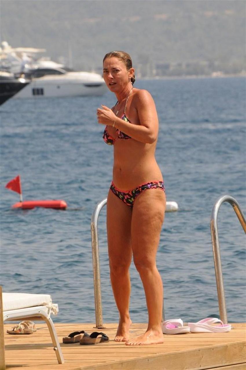 Ece Uslu'dan bikinili paylaşımlarına büyük ilgi!