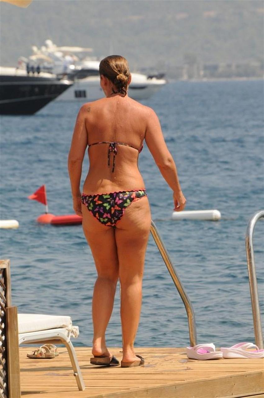 Ece Uslu'dan bikinili paylaşımlarına büyük ilgi!