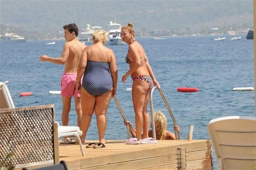 Ece Uslu'dan bikinili paylaşımlarına büyük ilgi!