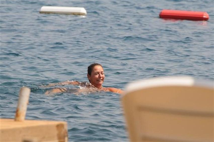 Ece Uslu'dan bikinili paylaşımlarına büyük ilgi!