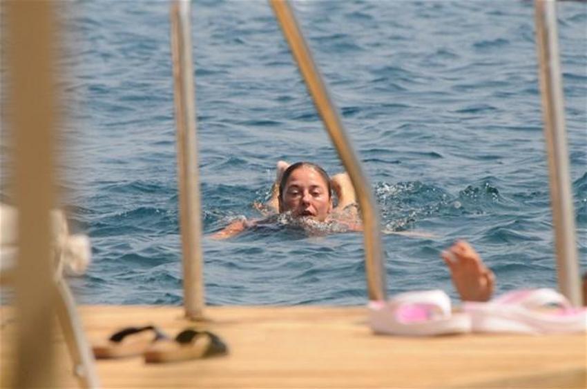 Ece Uslu'dan bikinili paylaşımlarına büyük ilgi!