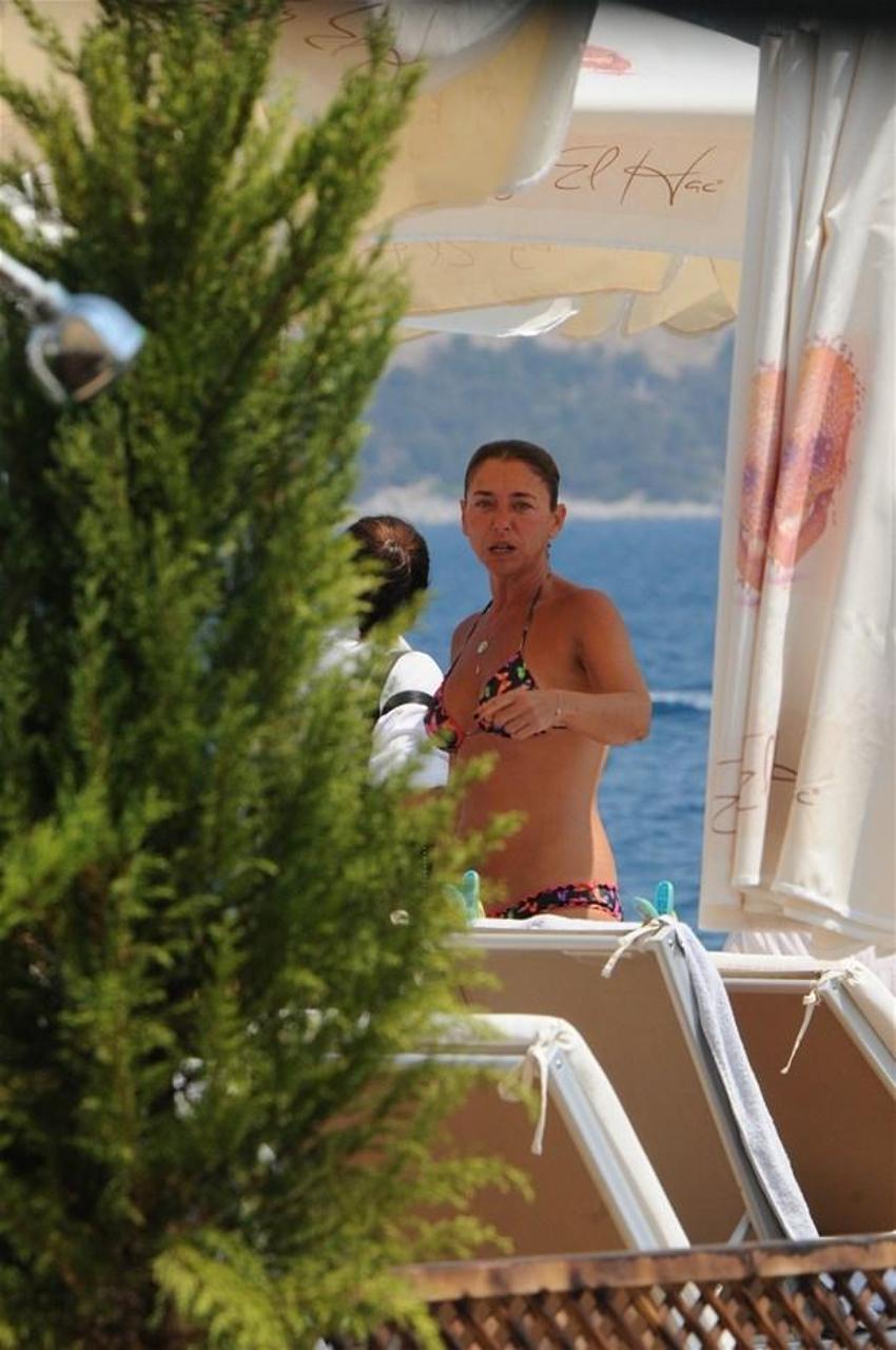 Ece Uslu'dan bikinili paylaşımlarına büyük ilgi!