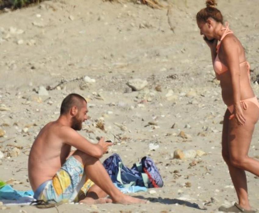 Ece Uslu'dan bikinili paylaşımlarına büyük ilgi!