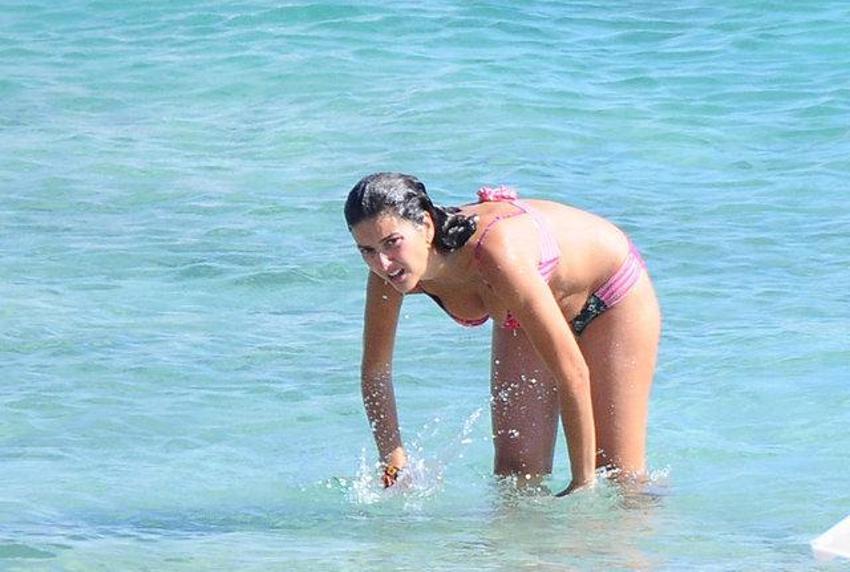 Bergüzar Korel bikinili yakalandı!