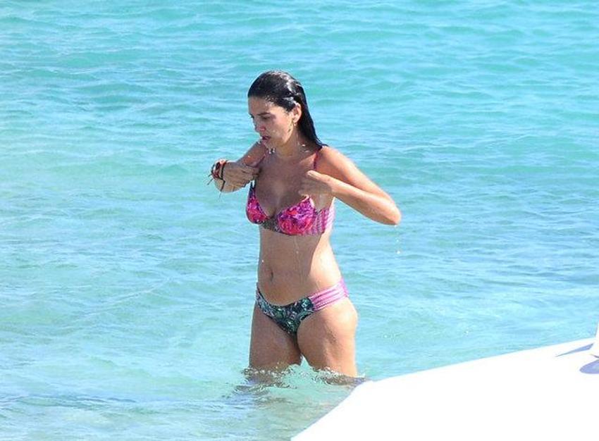 Bergüzar Korel bikinili yakalandı!