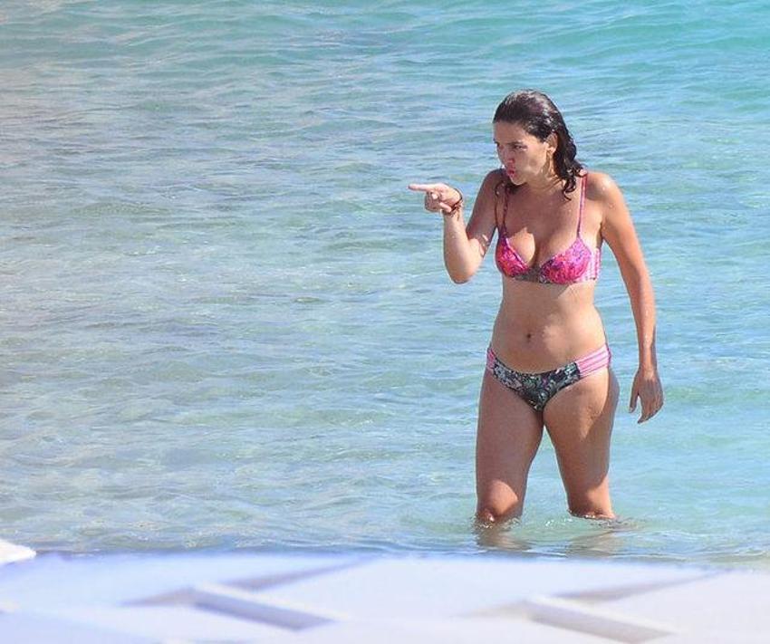 Bergüzar Korel bikinili yakalandı!