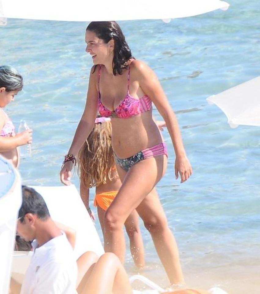 Bergüzar Korel bikinili yakalandı!