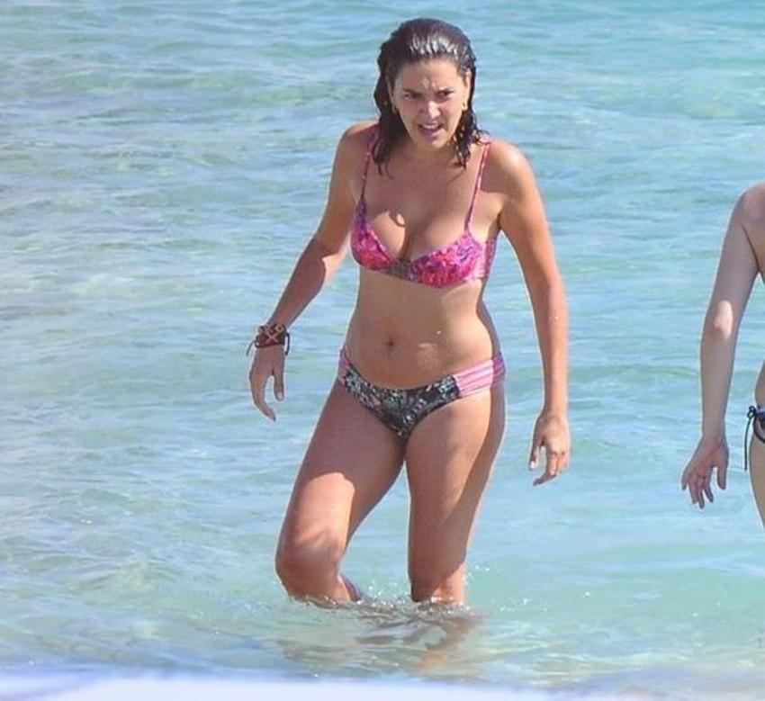 Bergüzar Korel bikinili yakalandı!