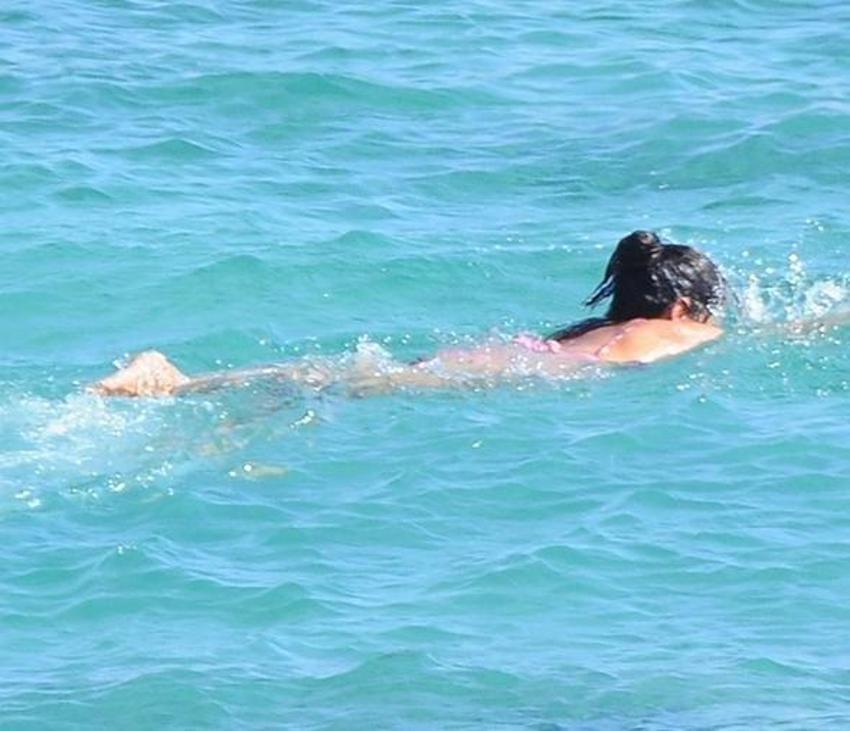 Bergüzar Korel bikinili yakalandı!