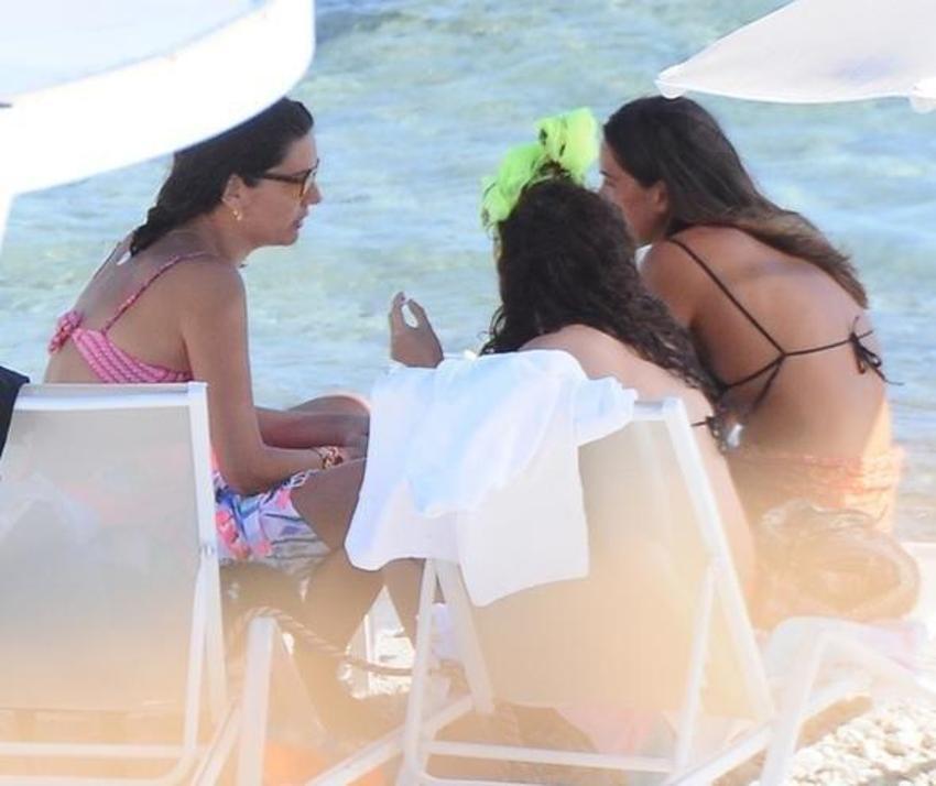 Bergüzar Korel bikinili yakalandı!