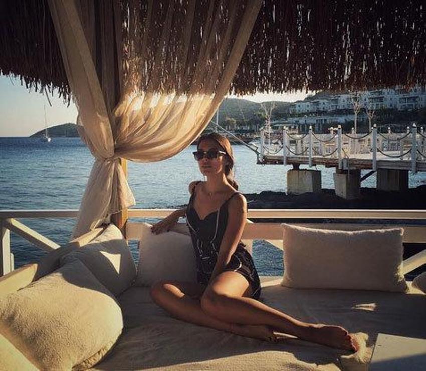 Kırgın Çiçekler'in Eylül'ü sevgilisiyle tatilde!
